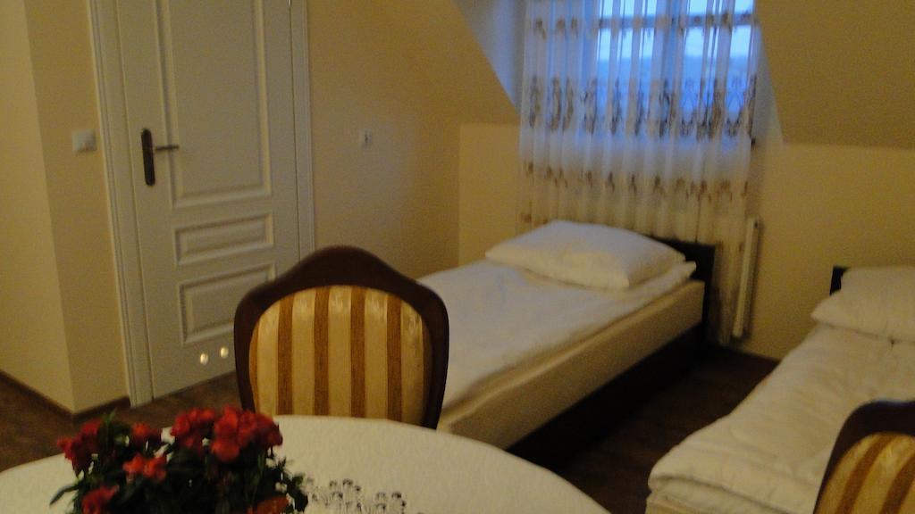 Pokoje Goscinne W Ratuszu Ogrodzieniec Quarto foto